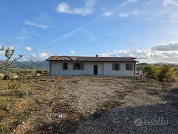 Villa di 150 m² con più di 5 locali a Spoleto