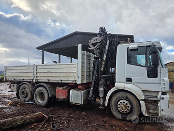 Camion con caricatore forestale