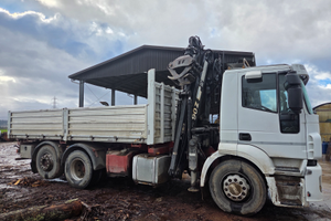 Camion con caricatore forestale