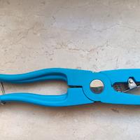 Pinza per marche auricolari ovicaprini