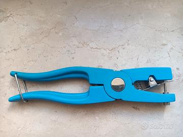 Pinza per marche auricolari ovicaprini