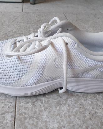 Nike Revolution 4
