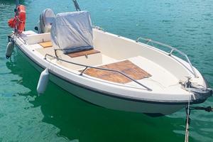 Barca autosvuotante 5mt con motore Honda 4t 40cv