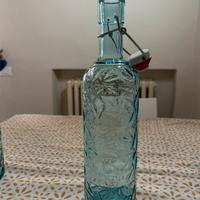Bottiglie di vetro celesti