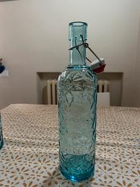 Bottiglie di vetro celesti