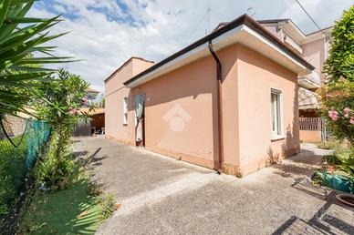 VILLA A SCHIERA D'ANGOLO A RIMINI