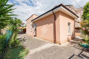 VILLA A SCHIERA D'ANGOLO A RIMINI