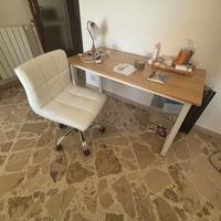 Scrivania e sedia