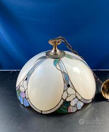 Lampadario stile Tiffany vetro e piombo.