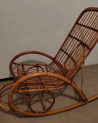 sedia dondolo in vimini vintage