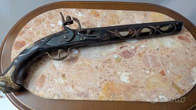 Pistola antica decorativa