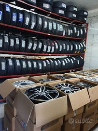 Pneumatici e cerchi in lega nuovi e seminuovi