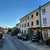 Abitazione indipendente con magazzino e terreni a