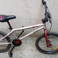 Bicicletta BMX Btwin con caschetto