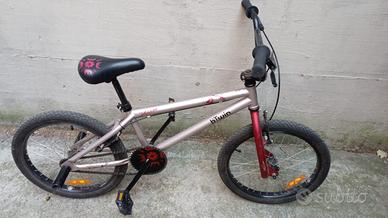 Bicicletta BMX Btwin con caschetto