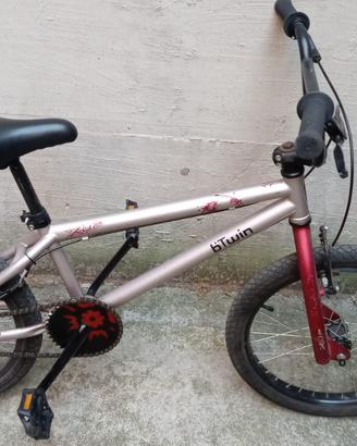 Bicicletta BMX Btwin con caschetto