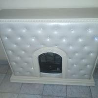 Camino per casa in pelle bianca e cornice per tv