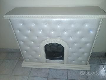 Camino per casa in pelle bianca e cornice per tv