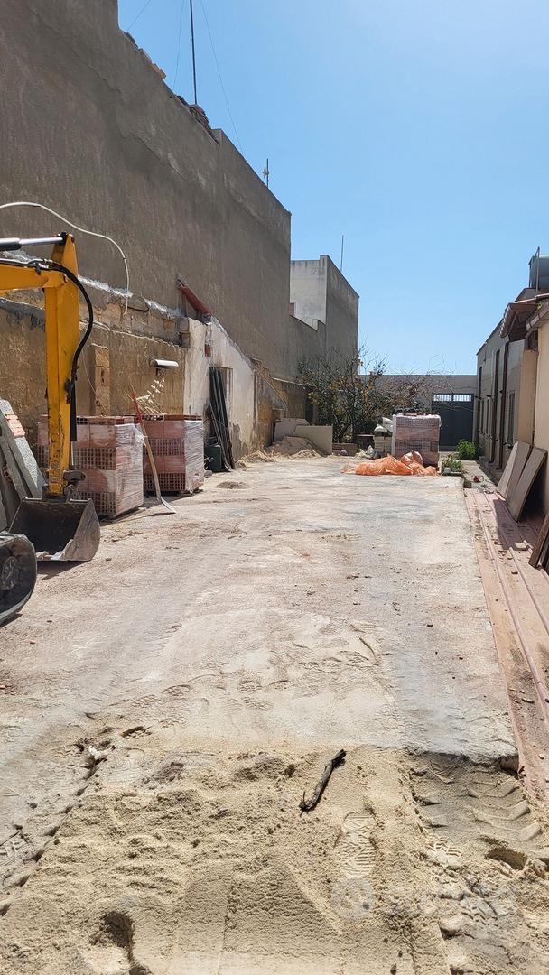 Terreno con base in cemento. - Altro