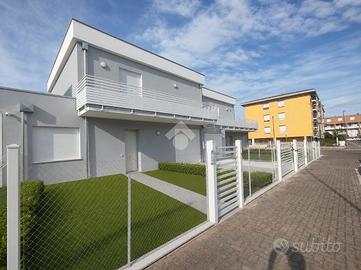 VILLA A SCHIERA CENTRALE A RAVENNA