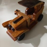Modellino auto d'epoca in legno