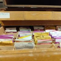 cassettiera con vetri di ricambio per orologi