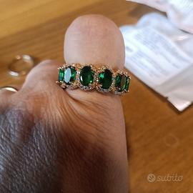 anello con pietre verdi e zirconi 