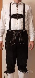 Lederhosen e camicia tirolese