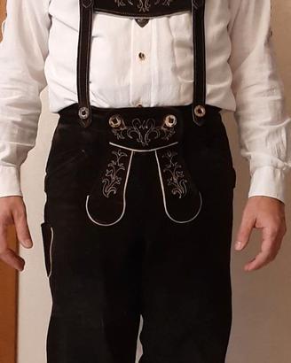 Lederhosen e camicia tirolese