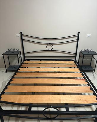 Letto matrimoniale con rete e 2 comodini