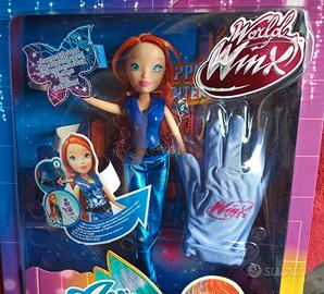 Bambola Winx Bloom Action Spy con guanto magico