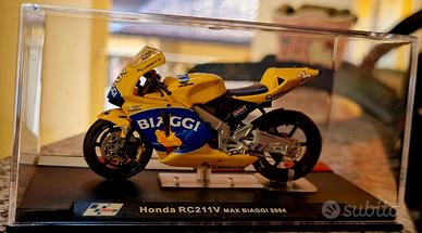 Modellino moto GP Honda RC211V  Max Biaggi 2004
