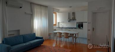 Elegante Luminoso Grande Bilocale piano alto