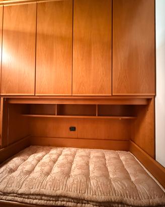 Letto con armadio e cassetti