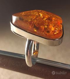 Anello in ambra naturale del Baltico 