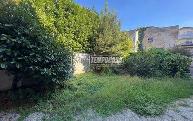 Ampio quadrilocale da ristrutturare con magazzino