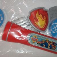Fireman Sam Kit Pompiere Torcia Effetti e Stemma