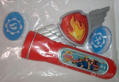 Fireman Sam Kit Pompiere Torcia Effetti e Stemma