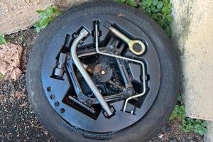 Ruotino fiat panda con attrezzi