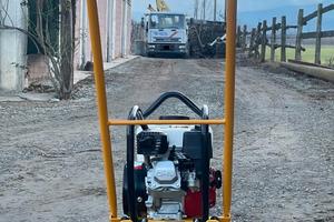 Piastra vibrante marcia avanti FP2150 con rollbar 