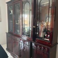 Elegante vetrinetta in legno con ante in vetro