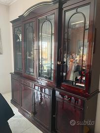 Elegante vetrinetta in legno con ante in vetro