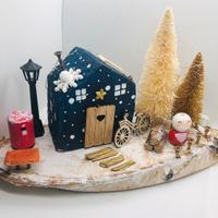 Decorazioni villaggio casetta Natale mani in legno
