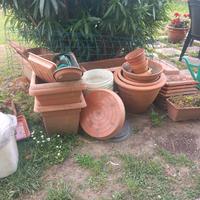 Vasi e vasche di varie dimensioni