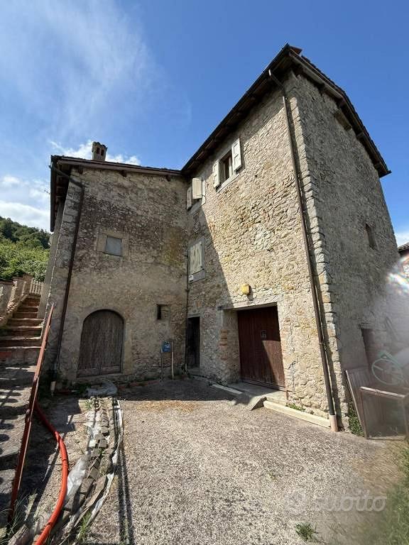 Rustico / Casale di 240 m² con 5 locali e box auto - Vista 4