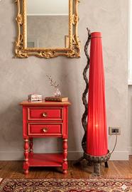 Mobiletto rosso vintage +lampada da terra etnica 