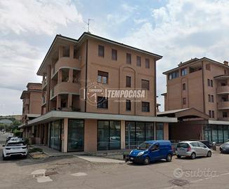 Box auto doppio in contesto recente