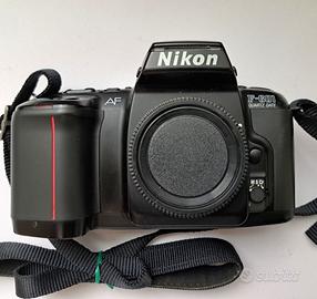 NIKON F-601 AF QUARZ DATE REFLEX 35 MM. CORPO 1990