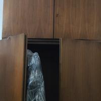 armadio in legno colore noce 