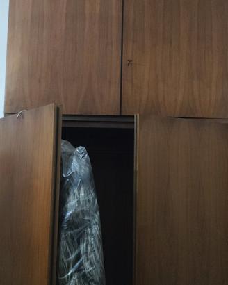 armadio in legno colore noce 